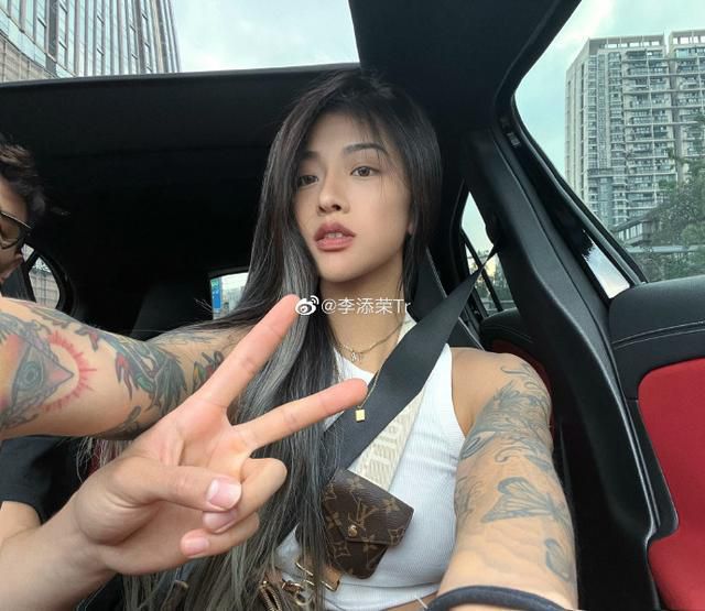 释出的海报中,两个惺惺相惜的恋人在大佛山下,一起仰望着山顶,就像是在期待着两人未来爱情之路的光明一般